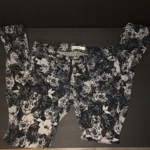 Bullhead Black jeans size 7 black and white floral